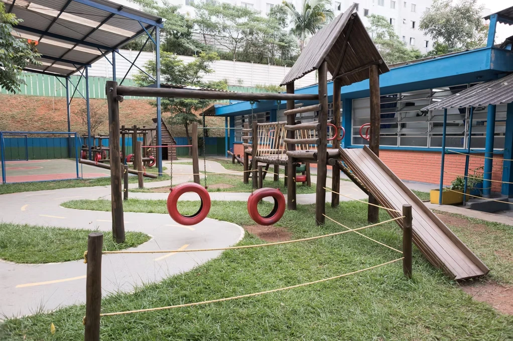 Pátio do Colégio Concórdia com brinquedos ao ar livre
