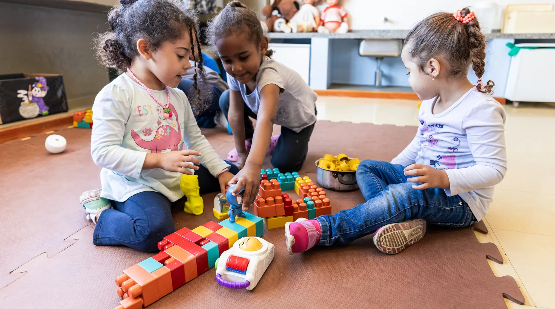 Crianças brincando e aprendendo juntas em um Centro de Educação Infantil