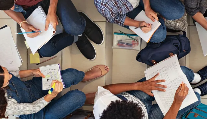 Alunos reunidos em uma atividade colaborativa