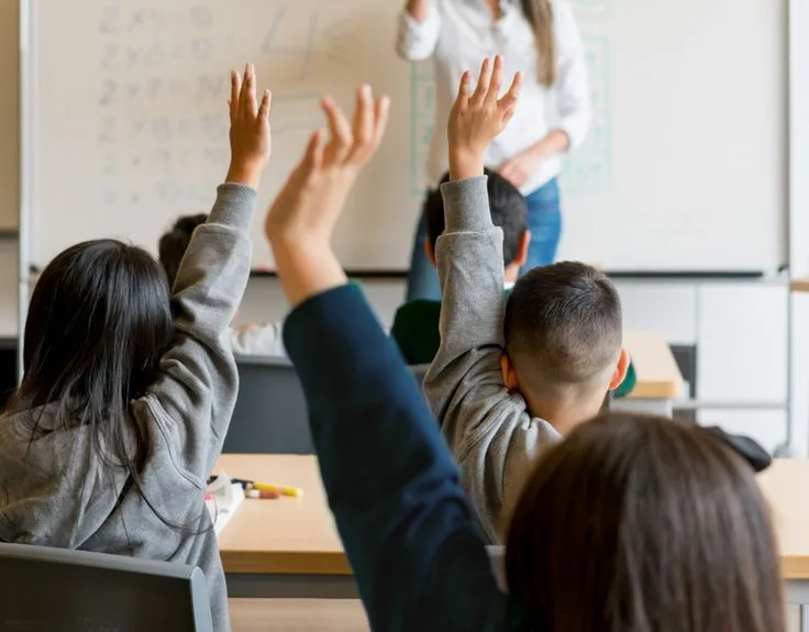 Alunos participando ativamente da aula