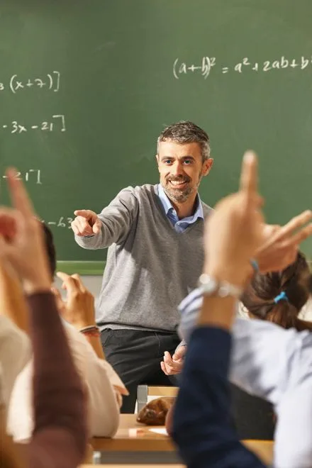 Educador conduzindo uma aula na apresentação de parceria