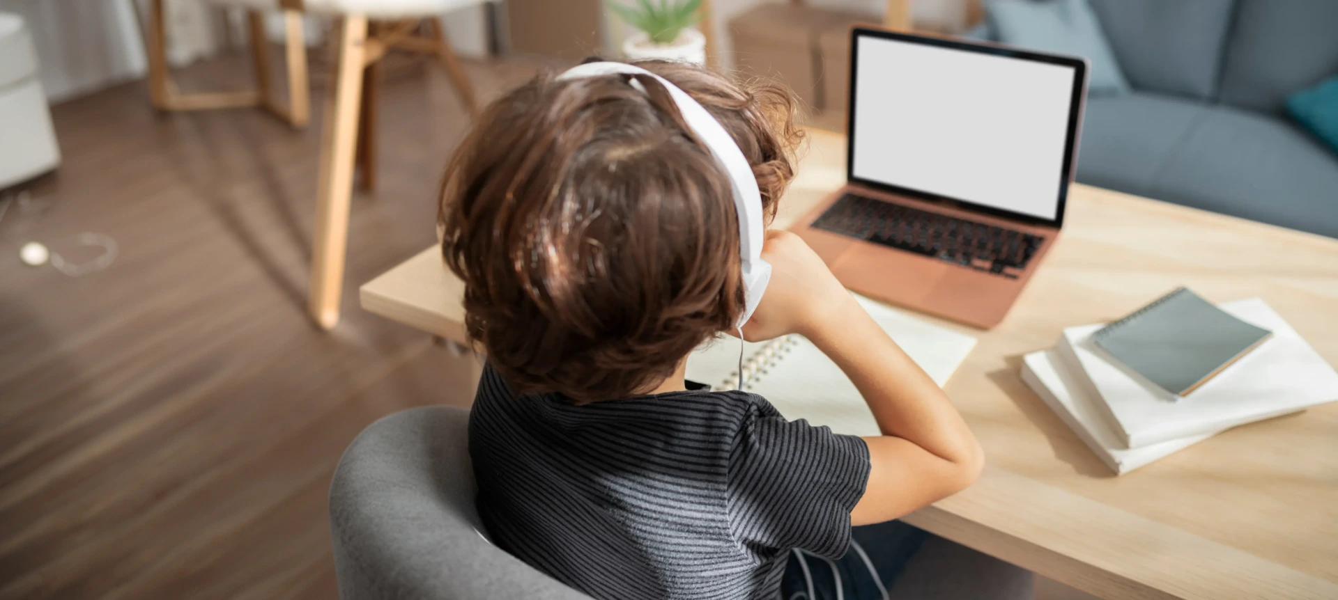 Criança usando um computador na capa da notícia sobre o ECA Digital